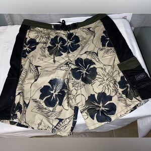 AFTCO Blue Water Size 42 Men’s Fishing Swim Trunks Shorts Beige Black Floral